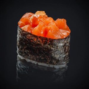 Гункан с лососем